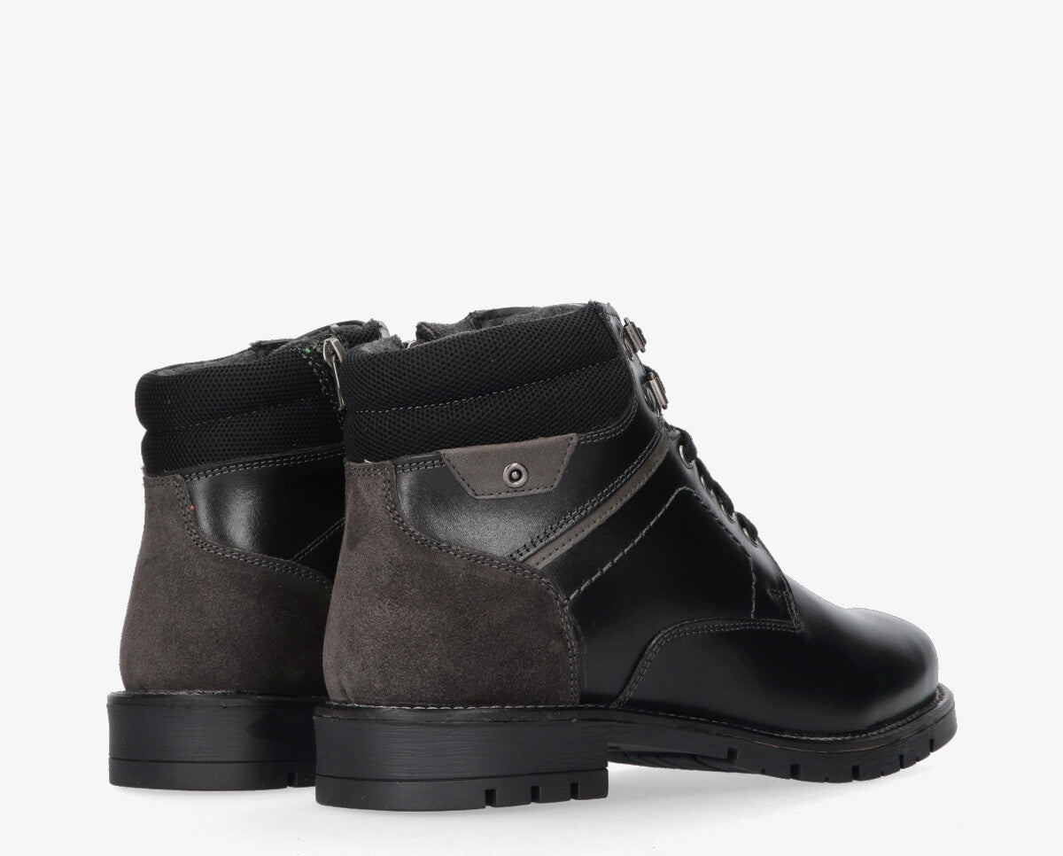 Teun 1-a Black laced boot - rubber sole